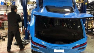 Chevrolet Corvette Stingray hỏng nặng do bị trượt cầu nâng