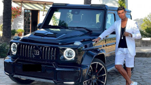 Cristiano Ronaldo lại khiến giới mê xe xôn xao khi tạo dáng cùng siêu SUV Brabus G-Class V12