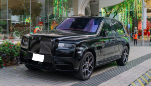 Sài Gòn: Bắt gặp “Kim cương đen” Rolls-Royce Cullinan Black Badge “thả dáng” trên phố