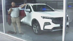 Khách tự nhốt mình trong showroom vì đại lý chây ỳ không bàn giao xe
