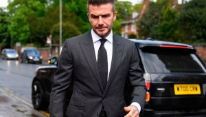 Sử dụng điện thoại khi đang lái xe, David Beckham bị tước bằng 6 tháng