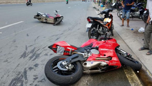 Ducati 899 Panigale mất lái, lao thẳng vào Honda SH Mode tại Sài Gòn