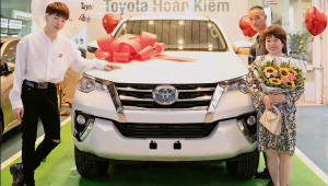 Tuổi trẻ tài cao, Đức Phúc chi lớn sắm Toyota Fortuner tặng bố mẹ