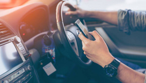 Từ 1/1/2020: Sử dụng điện thoại khi đang lái xe sẽ bị xử phạt đến 2 triệu đồng
