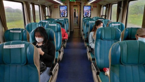 Khách đổ dồn đi máy bay, đường sắt vắng vẻ muốn cắt giảm tàu tránh thua lỗ