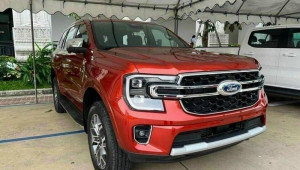 Dù chưa chính thức mở bán, Ford Everest 2023 đã “bia kèm lạc” tại đại lý