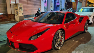 Chiêm ngưỡng Ferrari 488 Spider khoe dáng dưới ánh đèn đêm Sài Gòn