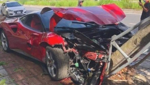 Chủ chiếc Ferrari 488 GTB bị đâm vào gốc cây yêu cầu bồi thường xe mới có giá trị tương đương