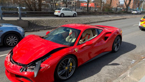 Vừa lăn bánh khỏi showroom, Ferrari 488 GTB bị đâm nát đầu