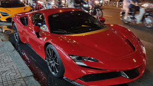 Lần đầu thấy Ferrari SF90 Stradale mạnh 1.000 mã lực lăn bánh trên đường phố Sài Gòn
