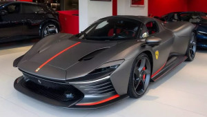Tay đua F1 Carlos Sainz Jr nhận bàn giao siêu xe Ferrari Daytona SP3 giá hơn 50 tỷ VNĐ