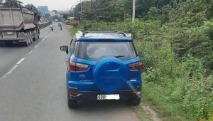 Xe tải chở hàng cứu trợ miền Trung bị Ford EcoSport ép đầu mà lại cảm thấy 