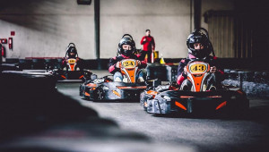 Xõa tóc khi lái go-kart, cô gái bị cuốn tóc vào động cơ và bị thương nghiêm trọng