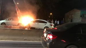 Hải Phòng: Kia Cerato đâm vào cột đèn giao thông, bốc cháy dữ dội