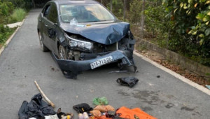 Trộm chó đi Toyota Corolla Altis tông thẳng vào xe cảnh sát rồi vứt xe tháo chạy