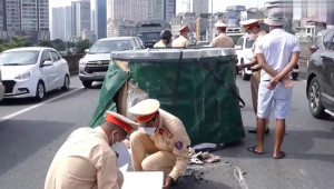 Hai cuộn thép hàng chục tấn rơi từ container làm lõm đường Vành đai 3 trên cao