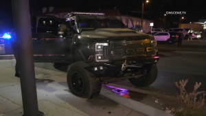 Bị cảnh sát rượt đuổi, siêu bán tải Hennessey VelociRaptor 6×6 húc bay cột đèn