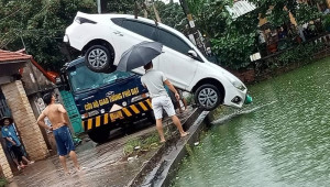 Hưng Yên: Hyundai Accent lao xuống ao 
