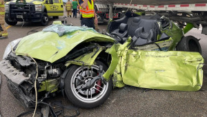 Hy hữu vụ tai nạn Genesis vỡ nát và kẹt dưới gầm xe chở xăng, người lái chỉ bị thương nhẹ