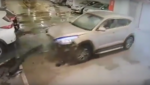 [VIDEO] Hyundai Tucson đâm nát đuôi Kia Morning trong hầm để xe