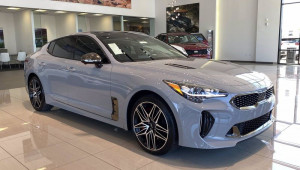 Kia Stinger 2022 lộ ảnh thực tế tại đại lý trước ngày ra mắt