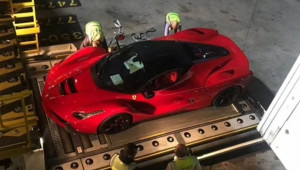 Rộ tin cực phẩm Ferrari LaFerrari sắp về Việt Nam: Phải chịu chơi lắm mới sở hữu được mẫu xe này!