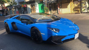 Bắt gặp hàng hiếm Lamborghini Aventador SV Roadster cùng chủ nhân dạo phố Sài Gòn