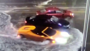 Chuyện thật như đùa: Lamborghini Huracan lội nước không kém xe bán tải