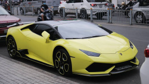 TP.HCM: Ngắm vẻ đẹp của Lamborghini Huracan độ Vorsteiner giữa phố phường hoa lệ