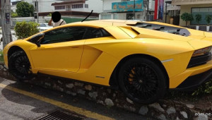 “Siêu bò” Lamborghini Aventador gặp tai nạn hy hữu, “ăn cỏ” ngay trên dải phân cách