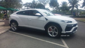 Minh Nhựa cầm cương Lamborghini Urus đi dạo phố