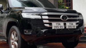 Dân tình ngỡ ngàng trước Toyota Land Cruiser 2022 đeo biển 