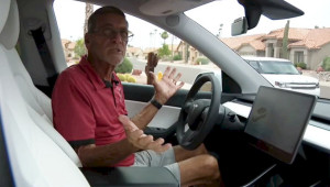 Tài xế bị nhốt trong chiếc Tesla vì không biết cách mở cửa khi xe hết pin