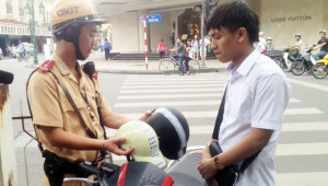 Đội mũ bảo hiểm không đúng quy cách sẽ bị phạt tối đa 300.000 VNĐ