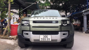 Chiếc Land Rover Defender đầu tiên tại Việt Nam ra biển cực khủng: Đúng là đã giàu lại còn may