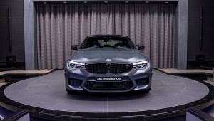 Cận cảnh phiên bản giới hạn BMW M5 Edition 35 Years Jahre tại Abu Dhabi