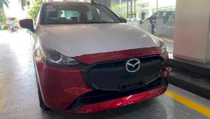 Mazda2 2023 lộ diện tại Việt Nam, có cả phiên bản mặt ca lăng kín như xe điện