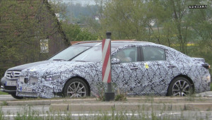 Mercedes-Benz C-Class 2021 che tất cả nhưng để lộ đèn pha khá thú vị