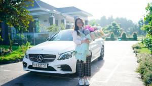Nữ sinh 2K tốt nghiệp RMIT được bố mẹ tặng ngay xe Mercedes-Benz C300 tiền tỷ