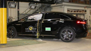 Mercedes-Benz cho xe va chạm với xe của đối thủ để nghiên cứu về tính năng an toàn