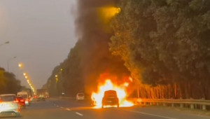 [VIDEO] Hà Nội: Mercedes-Benz bốc cháy ngùn ngụt trên Đại lộ Thăng Long