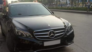 Hà Nội: Tài xế Mercedes-Benz say rượu, bỏ xe ngủ trên vỉa hè phố Liễu Giai