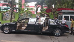 Mercedes-Maybach S600 Pullman của ông chủ FLC được thợ Việt thay thảm sàn bên vệ đường