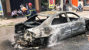 Xe Mercedes phát hỏa rồi cháy rụi nghi bị rơm quấn vào gầm