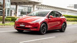 Mang Tesla đi dầm mưa, chủ xe nhận hóa đơn thay pin lên tới hơn 500 triệu VNĐ