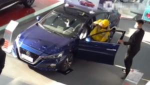 Đến đại lý Nissan giao đồ ăn, anh chàng shipper tiện tay “tậu” luôn cho mình một chiếc xế hộp