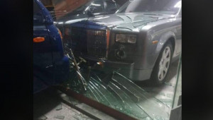 Hà Nội: Xe tải tông vào showroom trưng bày Rolls-Royce Phantom, kính vỡ văng hết vào Phantom