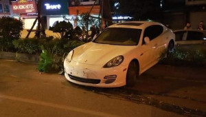 Hà Nội: Porsche lao lên dải phân cách tại hầm Kim Liên, nguyên nhân là do tài xế bị đột quỵ?