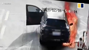 Châm lửa đốt Porsche Cayenne ngay trong trạm xăng khi vẫn còn người ngồi trên xe