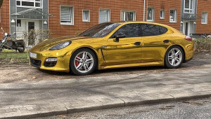 Porsche Panamera màu vàng bị tạm giữ vì màu sắc quá chói